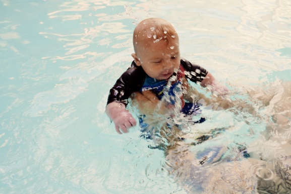 oh-so-mummy-arlos-first-swim-2